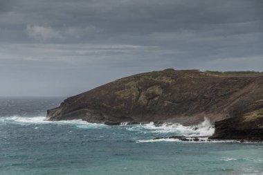 Hanauma Körfezi 'nde fırtına bulutlarının altında Babun yüzlü uçurum, Oahu, Ha