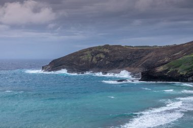 Dalgalar Hanauma Körfezi 'nde fırtına bulutları altında uçuyor, Oahu.,