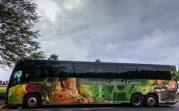 Closeup van tourbus met advertentie foto voor Polynesisch Cultureel Centrum — Stockfoto