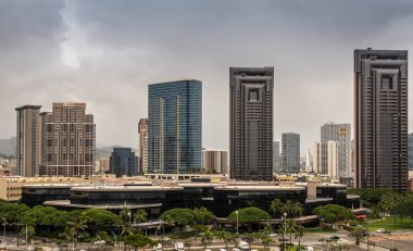 Honolulu 'da bitişik yüksek binaları olan Rıhtım Plaza, 