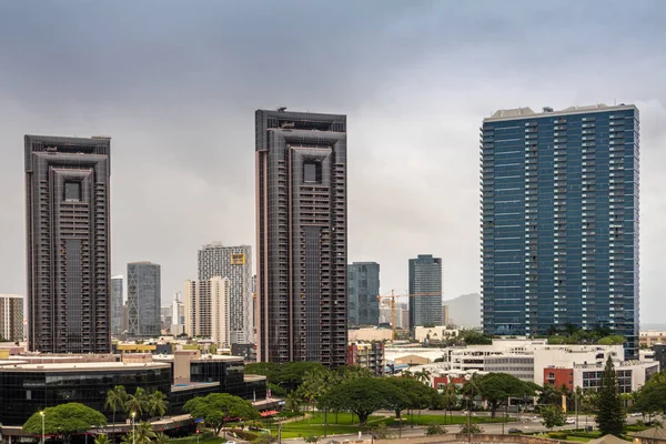오아, 호놀룰루의 남부 거리에 있는 두 개의 상징적 인 고층 건물 — 스톡 사진