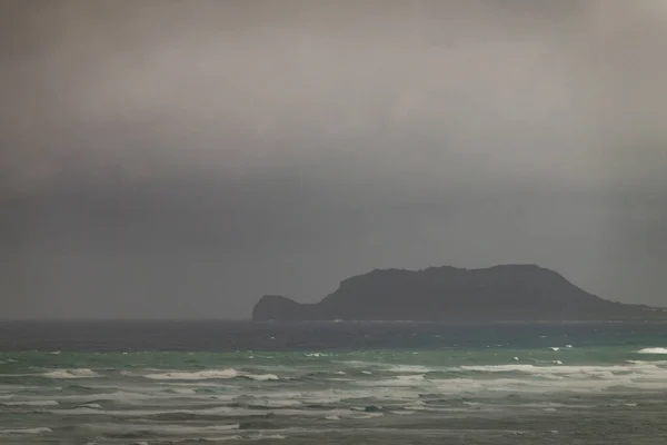 Остров Моколий под дождливыми облаками у восточного побережья, Оаху, Гавайи , — стоковое фото