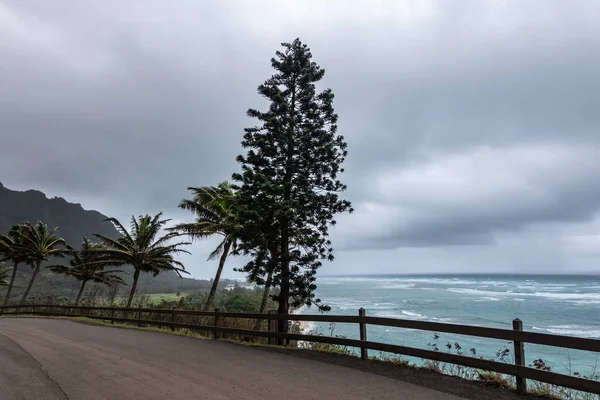 Vägen längs klipporna under regniga moln utanför östkusten, Oahu, Hawai — Stockfoto