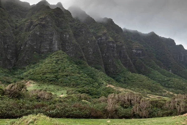Los altos acantilados que bordean el valle de Kualoa, Oahu, Hawaii, EE.UU. . — Foto de Stock