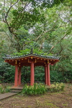 Kaneohe 'deki Byodo-in Budist tapınağının dışındaki meditasyon köşkünde.,