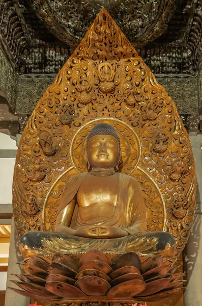 Bhudda de Oro en el templo Buddhist Byodo-in en Kaneohe, Oahu, Hawa —  Fotos de Stock