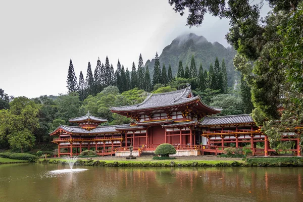 Vista de esquina del templo budista Byodo-in en Kaneohe, Oahu, Hawai —  Fotos de Stock