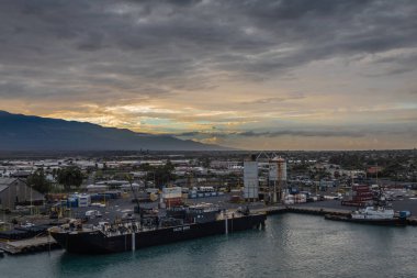 Kahului, Maui, Hawaii limanındaki Hilo Körfezi Sıvı Tankı mavnası.
