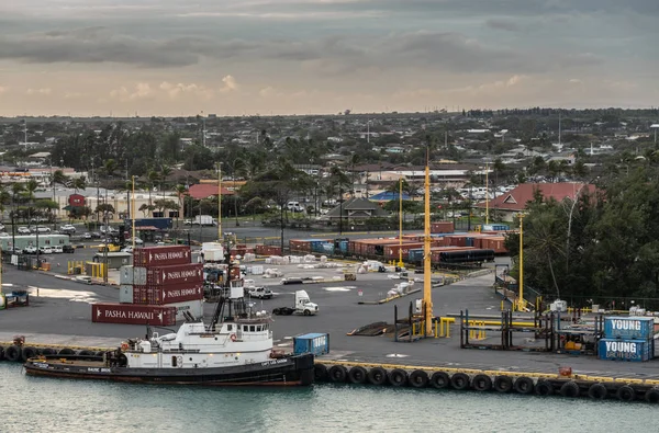 カフルイ、マウイ、ハワイ、アメリカの港でのブロスタグボート. — ストック写真