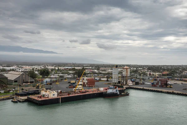 Serbatoio liquido Nale Barge attraccato nel porto di Kahului, Maui, Ha — Foto Stock