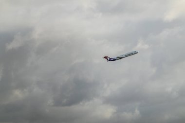 Hawaii Havayolları Gri Bulutlar 'a uçuyor. 