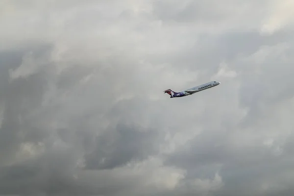 A companhia aérea havaiana voa para a paisagem cinzenta do aeroporto de — Fotografia de Stock