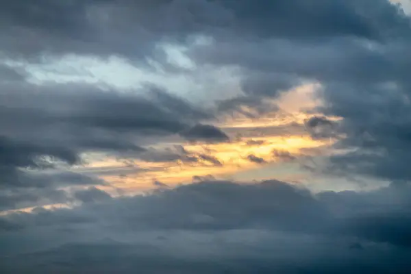 Fuoco nel paesaggio nuvoloso su Hilo, Hawaii, Stati Uniti . — Foto Stock