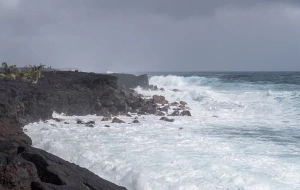 Azúr hullám zuhan le a fekete láva partján Kaimu Beach, Hawaii, U — Stock Fotó
