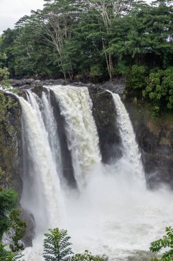 Gökkuşağının yakın çekimi Wailuku nehrine düşüyor, Hilo, Hawaii, 