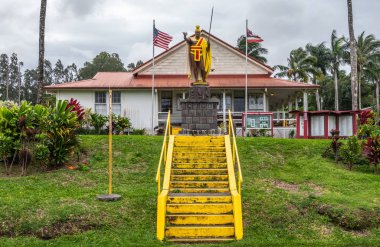 Kapaau, Hawaii, Usa 'daki Kral Kamehameha' nın merdiveni ve heykeli
