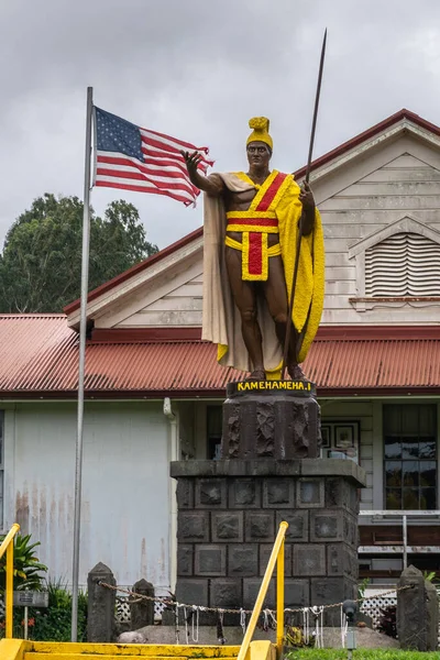 Estátua colorida do rei Kamehameha em Kapaau no pedestal, Havaí — Fotografia de Stock