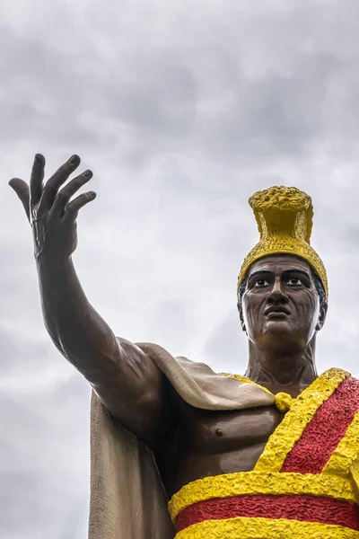 Primer plano de la cabeza y brazo extendido del rey Kamehameha en Kapaau , —  Fotos de Stock