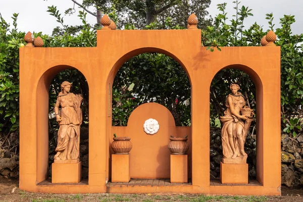 Estatua naranja en el jardín del dominio de la sede del Rancho Parker, Waim —  Fotos de Stock