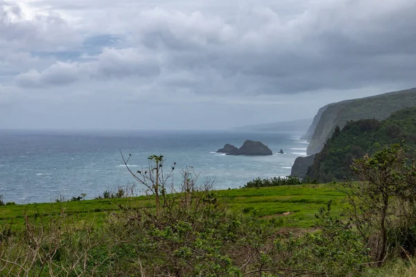 Costa del océano al final del valle de Pololu, Kohala, Hawai, EE.UU. . — Foto de Stock
