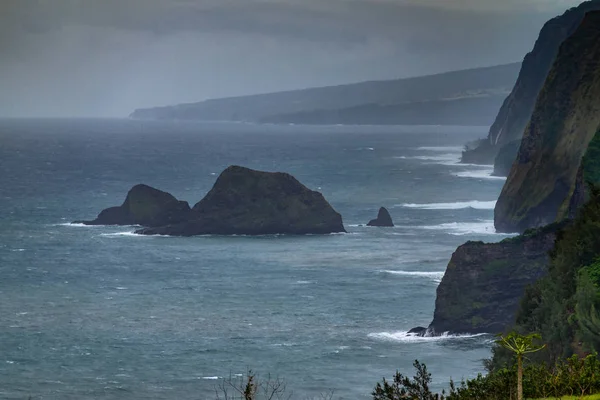 Isla en el océano al final del valle de Pololu, Kohala, Hawaii, EE.UU. . — Foto de Stock