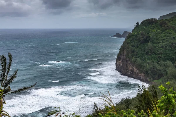 Paisaje del océano surf en la playa del valle de Pololu, Kohala, Hawai —  Fotos de Stock