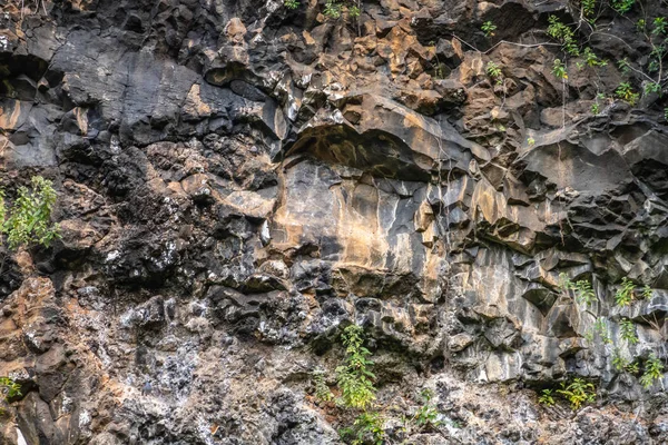 Primer plano de roca de lava negra descolorida cerca de Kamokila Village, Kau — Foto de Stock