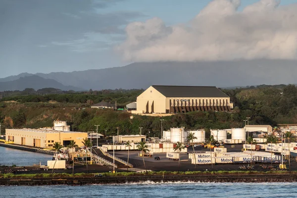 Limandaki Nawiliwili konteynır deposu, Kauai, Hawaii, Usa. — Stok fotoğraf