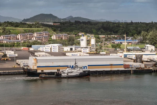 Barcaza flotante de estilo almacén y remolcador en el puerto de Nawiliwili, K —  Fotos de Stock