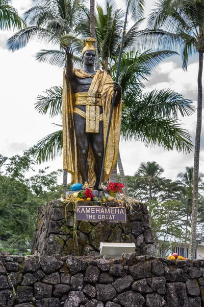 ハワイ州ヒロの金の衣装を着たカメハメハ王. — ストック写真