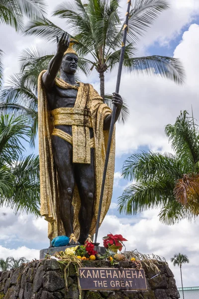 ハワイ州ヒロの金の衣装を着たカメハメハ王の閉鎖. — ストック写真