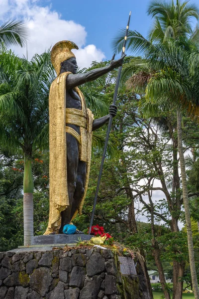 位于美国夏威夷希洛市的卡梅哈梅哈国王穿着黄金服装的侧视图 — 图库照片