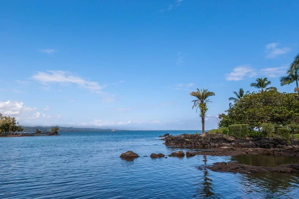 Kustlinjen i Liliuokalani Gardens i Hilo, Hawaii, Usa. — Stockfoto