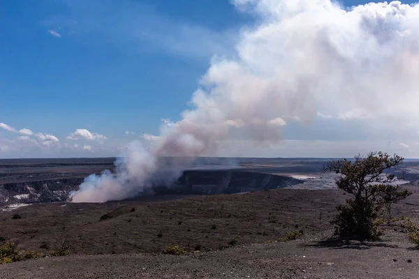 Le cratère Halemaumau produit un long canal, volcan Kilaeuea, Hawaï , — Photo