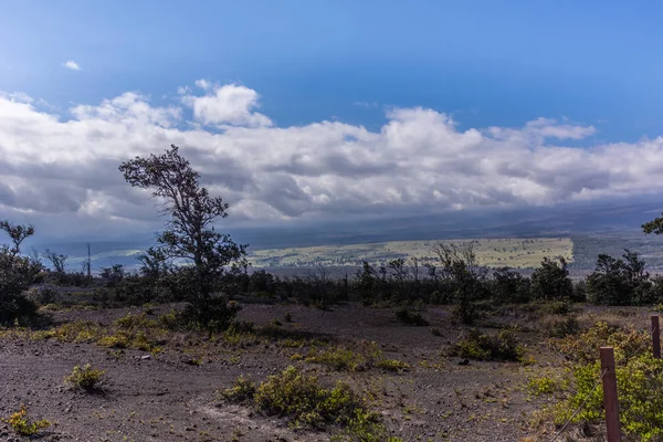 Olhando para baixo em terra circundante do vulcão Kilaeuea, Havaí ,, — Fotografia de Stock