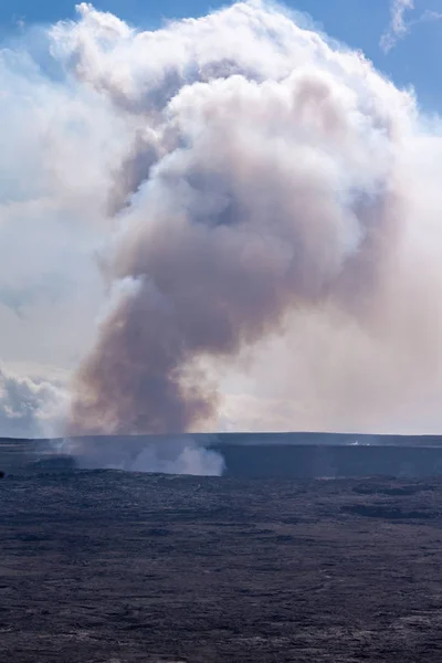 Closeup van Halemaumau krater produceert verticale flume, Kilaeuea v — Stockfoto