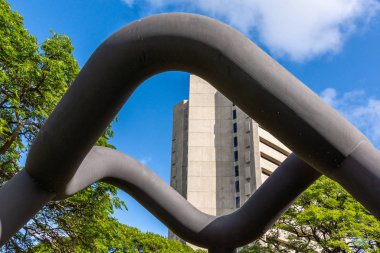 Gökyüzü Kapısı Heykeli 'nin üst kısmı Belediye Binası' na park edilmiş.