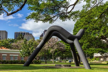 Gökyüzü Kapısı Heykeli Honolulu, Oahu, Hawaii 'deki belediye binasında park halinde., 