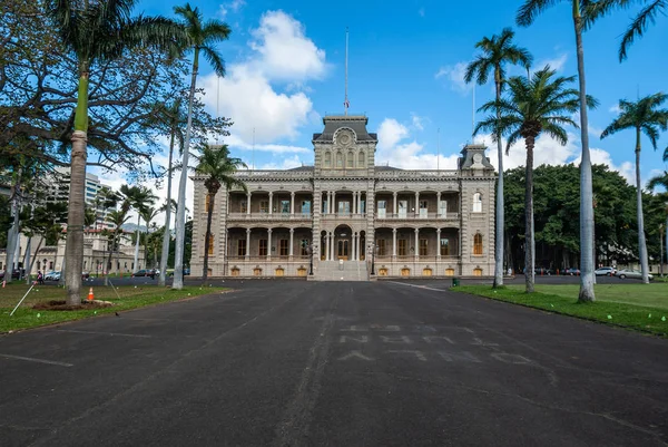 Iolani palota és fekete felhajtó Honoluluban, Hawaiin, USA-ban. — Stock Fotó