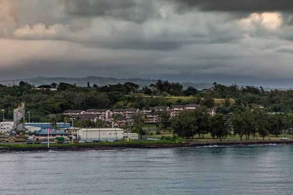 Town park with houses and part of port at Nawiliwili, Kauai, Haw — Stockfoto