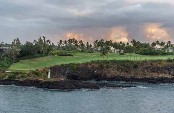 Drewno Kauai Ocean Golf Club i latarnia morska Kukii, Nawiliwili, Kaua — Zdjęcie stockowe