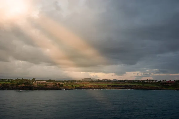Sun rays on Timbers Kauai Ocean Golf Club and residences, Nawili — Stockfoto