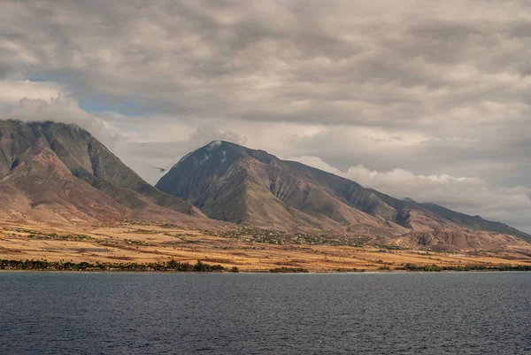 Costa oeste costa del océano con 2 montañas cerca de Lahaina, Maui , — Foto de Stock