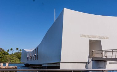 Pearl Harbor, Oahu 'daki Uss Arizona Anıtı' nın girişi ve yanı.,