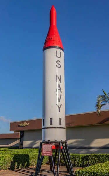 Fusée rouge de la marine américaine exposée à Pearl Harbor, Oahu, Hawa — Photo