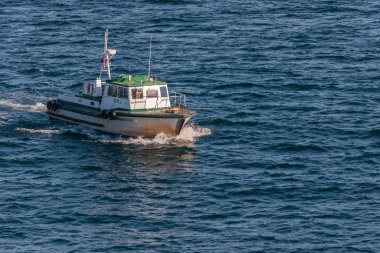 Ensenada, Meksika limanında Pilot botu yaklaşıyor..