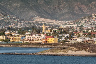 Sahilde renkli binalar ve Ensenada 'da katedral, M