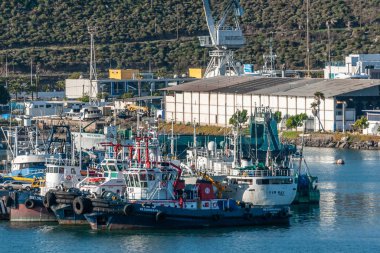 Ensenada, Meksika limanında az sayıda balıkçı teknesi var..