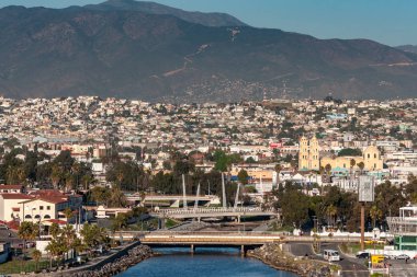 Arroyo Ensenada, E 'deki Guadalupe Leydisi Katedrali' ne gidiyor.