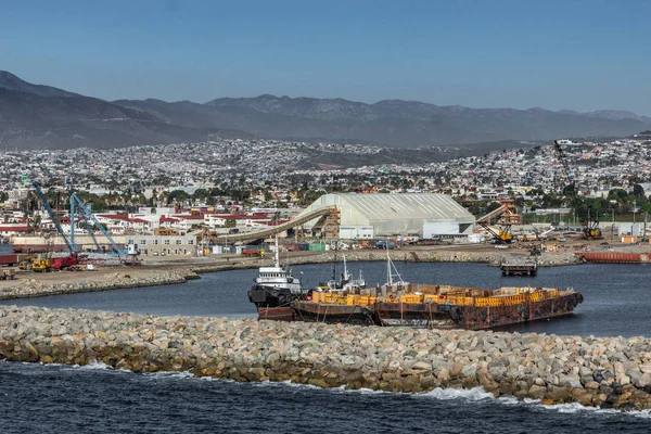 Exploitation minière et agricole de manutention de vraquiers dans le port de — Photo